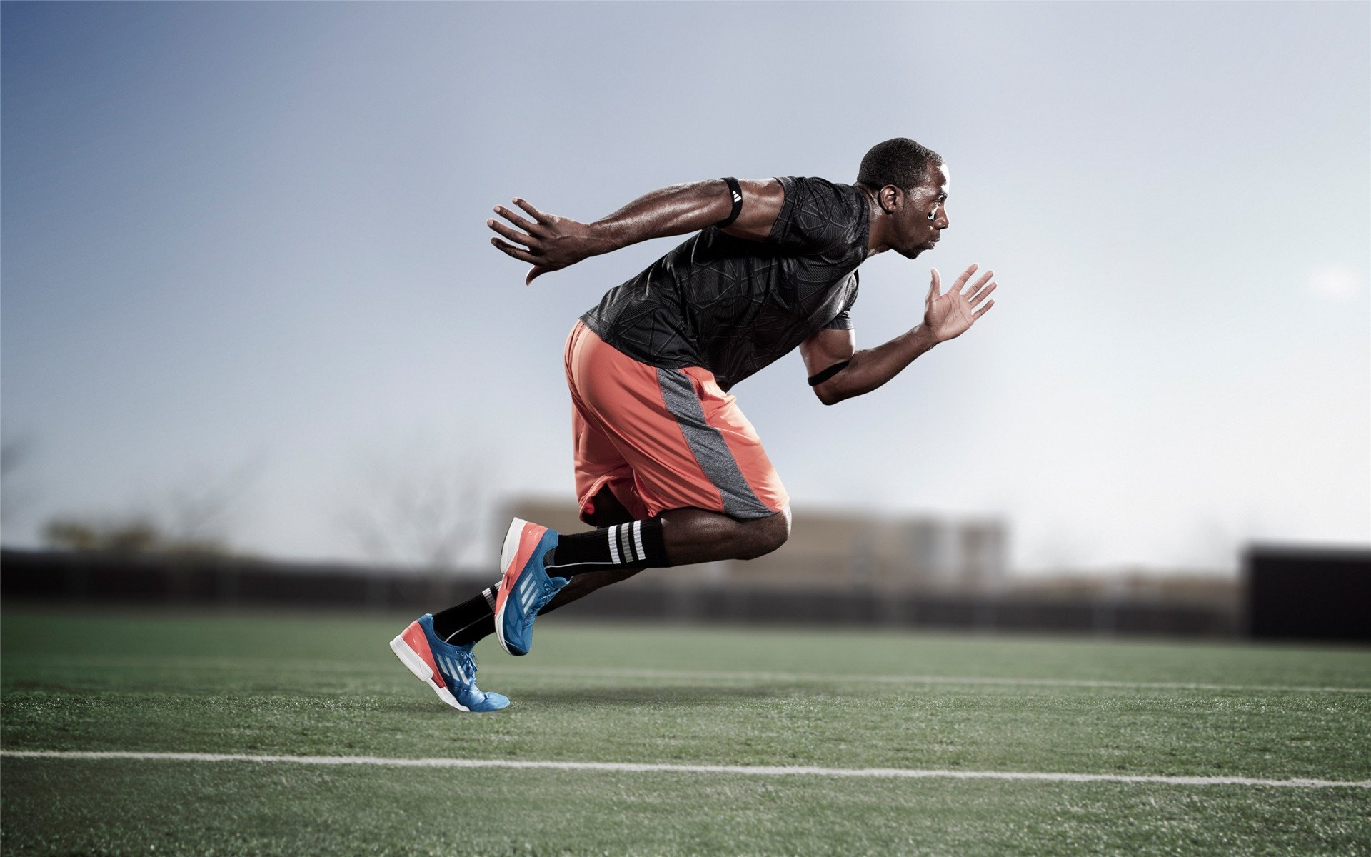 赛场上球队实力强势展现,取得胜利,描述赛场上的球员